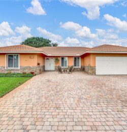 Expansive pavered driveway & sitting area in the front of the home.