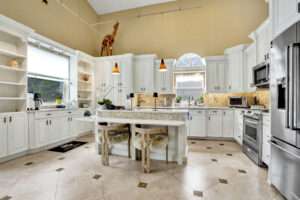 Fabulous Kitchen Loads of storage!