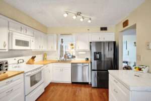 Beautiful White Kitchen with Washer & Dryer!